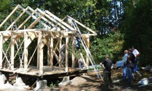 Der Lehrbienenstand wird gebaut